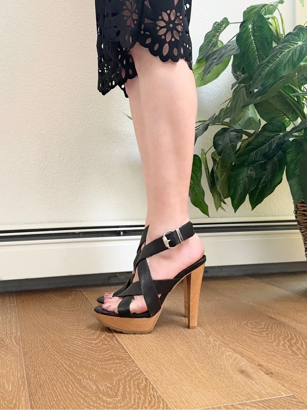 BCBGeneration Black Leather Crisscross Strap Platform Sandals Wood High Heel 8